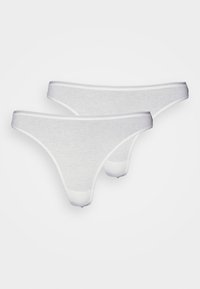 Bijela pamučna tangica, s gladakom teksturom, tankim elastičnim pojasom i minimalističkim dizajnom sa mekim završetkom.