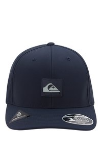 Gorra de béisbol azul marino hecha de tela flexible, con un parche de logo, costuras visibles y un visera curva.