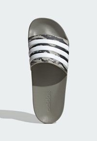 Infradito Adidas con un plantare grigio testurizzato, una fascia a righe nere e bianche e un motivo camouflage sulla cinghia.