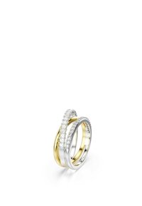 Due anelli intrecciati: uno in oro con una finitura liscia, l'altro in argento decorato con una fila di pietre preziose brillanti, con una texture lucida.