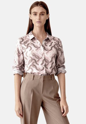 Button-up shirt in soft, pink fabric with a wavy abstract pattern, paired with high-waisted, beige trousers, featuring a tailored fit.