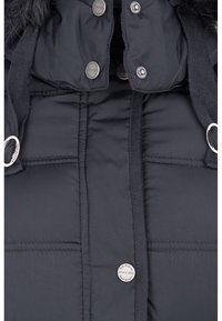 Sort polstret jakke med hætte med pelskant, sølvfarvede knapper og snorejustering for tilpasset pasform på en quiltet overflade.