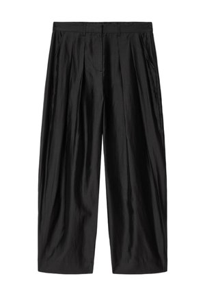 Sorte bukser med vide ben, høj talje, forreste folder, sidelommer og en glat, let skinnende stoftekstur.