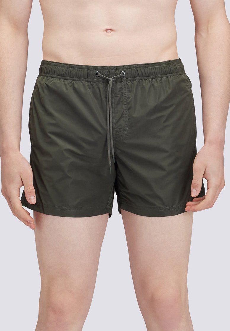 Costume da bagno verde scuro con vita elastica e lacci, texture liscia, lunghezza a metà coscia, senza motivi o accenti visibili.