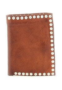 Portafoglio in pelle marrone con un bordo di borchie rotonde in argento disposte uniformemente su tre lati, chiuso e piatto.