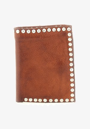 Portafoglio in pelle marrone con un bordo di borchie rotonde in argento disposte uniformemente su tre lati, chiuso e piatto.
