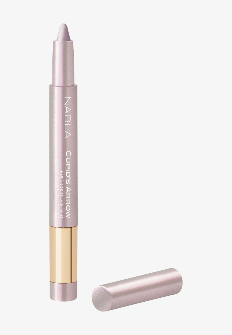 NABLA Cupid's Arrow, un crayon métallique rose à pointe effilée, avec des accents dorés et un texte gravé blanc, doté d'un capuchon amovible.