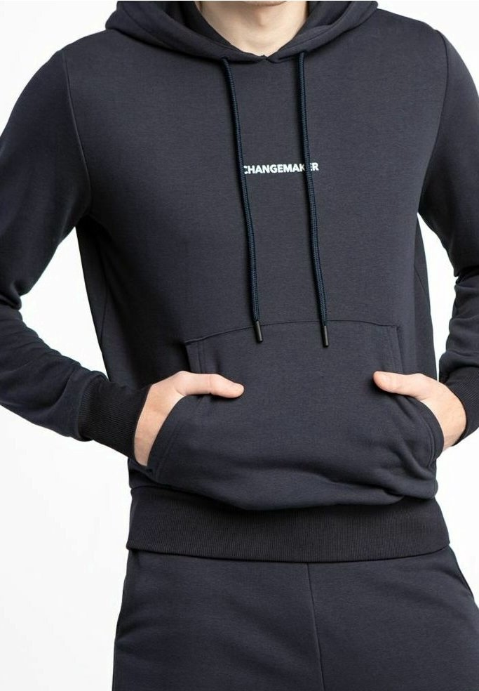 Felpa blu navy in morbido tessuto con tasca a marsupio, cappuccio regolabile con cordino, e testo "CHANGEMAKER" in bianco. Polsini e orlo testurizzati.