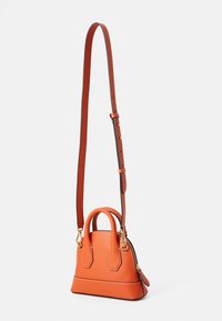 Sac à main en cuir orange avec deux poignées et une bandoulière réglable. Il présente une quincaillerie dorée et des coutures contrastantes le long des bords.