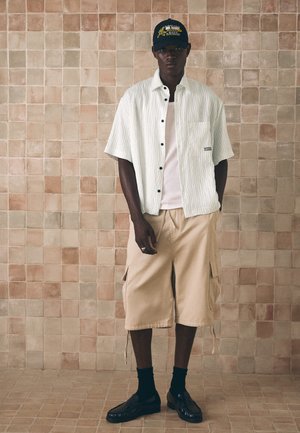 Bershka, STRIPES BOXY - SHIRT - Skjorter - white