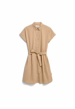 Beiges kurzärmeliges Hemdkleid mit Kragen, vorderen Knöpfen und einem passenden Stoffgürtel, der in der Taille gebunden ist.