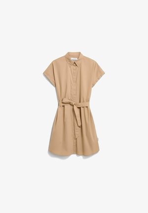 Robe chemise beige à manches courtes avec col, boutons sur le devant, et une ceinture en tissu assorti nouée à la taille.