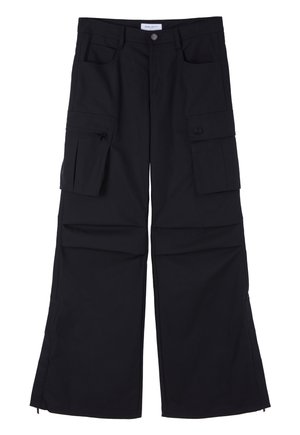 Pantaloni cargo negri cu o croială lejera, dotati cu multiple buzunare laterale, un buzunar cu fermoar și închidere prin capse. Fabricati dintr-un material durabil.