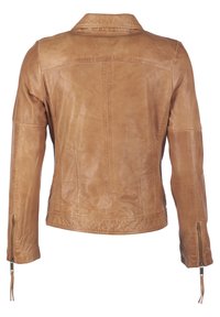 Giubbotto di pelle marrone, design aderente, con una texture liscia, colletto alto e polsini con cerniera. Presenta accenti di cucitura minima sul retro.