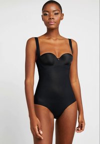Μαύρο κορμάκι με μορφοποιημένα cups, φαρδιές τιράντες και ομαλή, ελαστική υφή. Διαθέτει μια διακριτική λογότυπη λεπτομέρεια στον λαιμό.