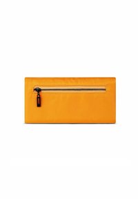 Oranžový nylonový obal s hladkým povrchem, s černým zipem zdobeným malou poutkem. Obdélníkový tvar, minimalistický design.