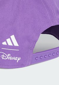 Fioletowa czapka z teksturowanego materiału, z białym logo Adidas i nazwą Disney. Regulowany pasek z okrągłymi akcentami. Wyprofilowany daszek.