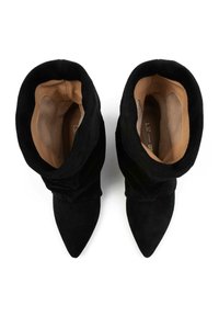 Mustad nahk-anklesaapad terava ninaga, mis on kaunistatud volditud disainiga ülaservas ja sujuva pruuni sisetäppidega.