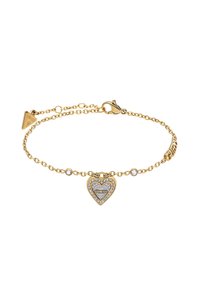 Gouden armband met een hartvormige bedel met heldere stenen en gegraveerd "GUESS," verbonden door een ketting met kleine ronde accenten.