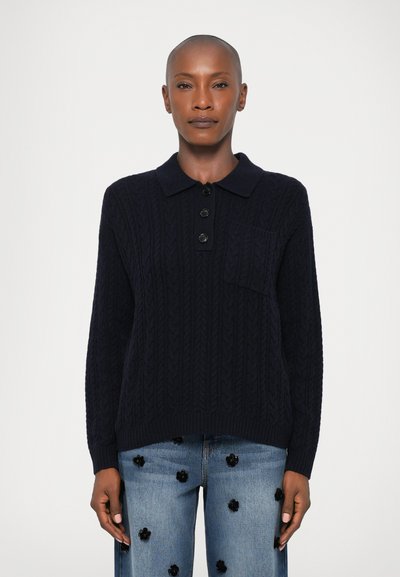 Pull en tricot navy avec un motif de cablage texturé, doté d'un col, d'une patte de boutonnage à trois boutons et d'une poche avant.