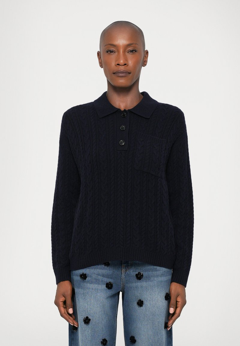 Marinblå strikkegenser med en teksturert kabelmønster, med kragehals, tre knappelukking og en frontlomme.