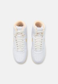 Sneaker alte in pelle bianca con dettagli perforati, colletto imbottito beige e lacci piatti. Presentano un accento pallido sui lati.