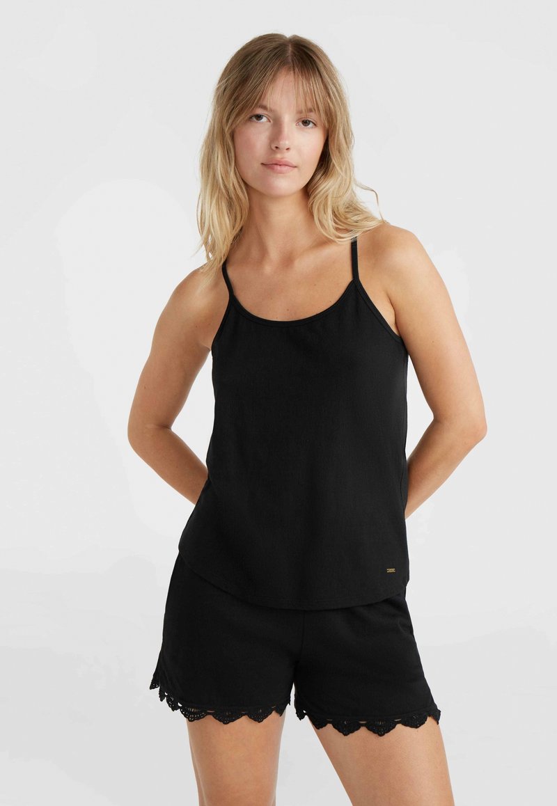 Svart camisole-top med tunna axelremmar och shorts med scalloped nederkant som har en spetsdetalj. Enkel design, slät textur och minimal varumärkesdetalj.