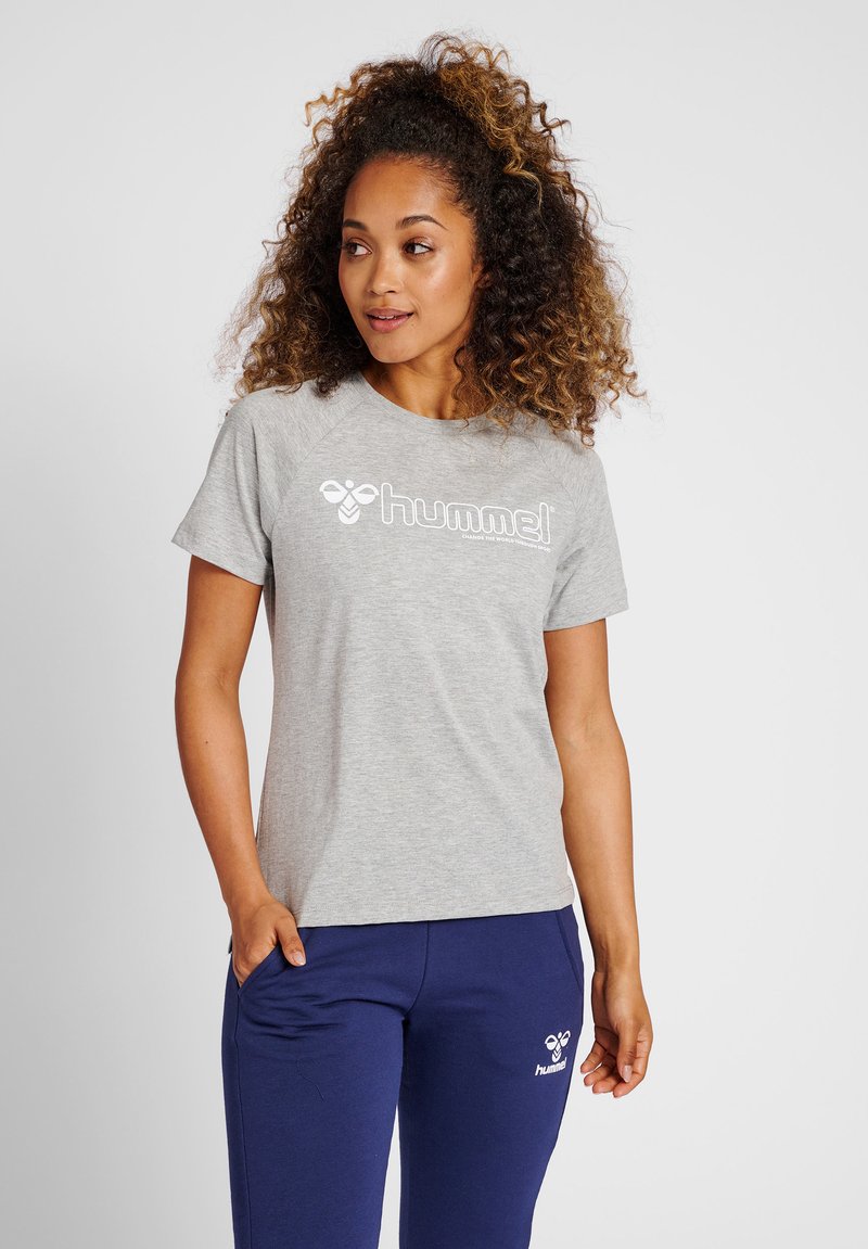 Grijze T-shirt met korte mouwen en een wit logo, gecombineerd met marineblauwe broeken met een bijpassend logo. De stof lijkt zacht en geschikt voor casual kleding.