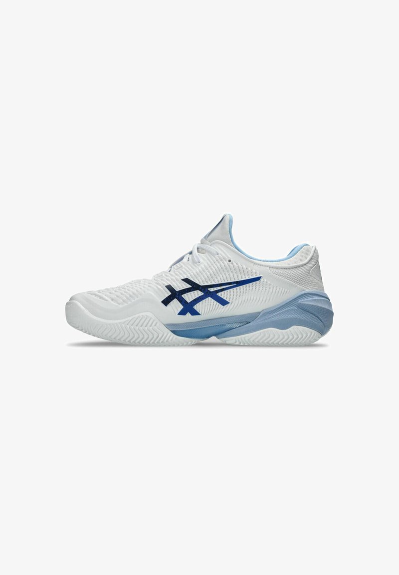 Scarpe da tennis con una tomaia in rete bianca, accenti blu scuro e una suola blu chiaro. Presentano una superficie testurizzata e un sistema di allacciatura distintivo.
