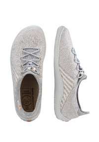 Jasnoszare buty wsuwane wykonane z dzianiny z fakturowanym wzorem, z białymi sznurowadłami i gumowymi podeszwami z pomarańczowymi akcentami.