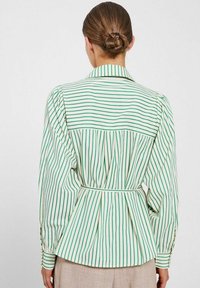 NORR LINNA  - Camicia - bright green stripe