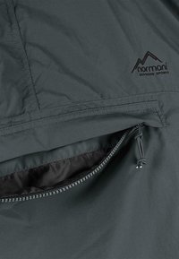 Dunkelgrau winddichte Jacke mit einer Reißverschlusstasche, verstellbarem Kordelzug und gesticktem Logo mit Bergdesign auf der Brust. Glatte Textur.