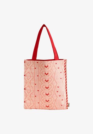 Kangaskassi, jossa on vaaleanpunaista kuvioitua kangasta punaisilla sydämillä ja neuletyylillä. Kassilla on erottuvat punaiset kahvat ja litteä muoto.