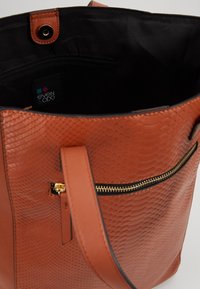 Bruine faux slangenleren tote bag met een gestructureerd oppervlak, voorzien van een ritszak en een zachte binnenvoering. Accenten van goudkleurig beslag.