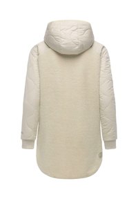 Beige vadderad jacka med huva, kaxiga ärmar och en texturerad fleecekropp. Lättviktig med rundad fåll och logotypdetalj.