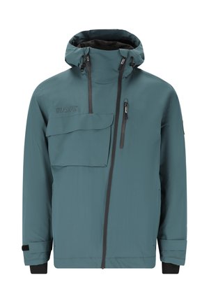 Teal vandtæt jakke med lynlås foran, justerbar hætte, en stor brystlomme og sorte ærmer. Glat tekstur, funktionelt design.