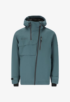 Teal vandtæt jakke med lynlås foran, justerbar hætte, en stor brystlomme og sorte ærmer. Glat tekstur, funktionelt design.