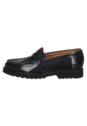 Granatowe lakierowane mokasyny z akcentem z teksturowanej tkaniny i czarną gumową podeszwą. Posiadają lekko podniesioną część cholewki oraz dekoracyjne przeszycia.