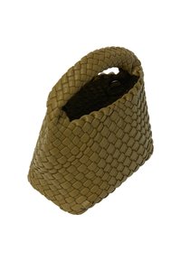 Vævet olivengrøn håndtaske med et rundt håndtag, der har en struktureret form og tekstureret overflade for holdbarhed og stil.