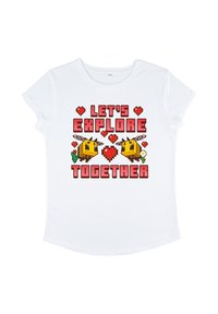 Camiseta blanca con arte pixelado de dos abejas amarillas con alas, corazones y el texto "¡EXPLORAREMOS JUNTOS!" en letras rojas en negrita.