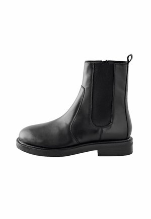 Schwarze Lederknöchelstiefel mit elastischer Seitenpartie, niedrigem Absatz und Zuglasche an der Rückseite, seitlich auf einem weißen Hintergrund dargestellt.
