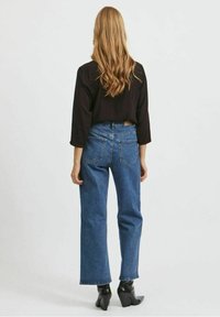 Jeans in denim blu a vita alta con gamba dritta, dotati di tasche anteriori e posteriori e un classico motivo di cucitura.