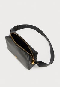 Μαύρο δερμάτινο τσάκι ώμου με ορθογώνιο σχήμα, χρυστό φερμουάρ και ρυθμιζόμενο λουράκι με πολλαπλές τρύπες για ρύθμιση μήκους.