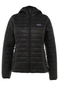 Svart pufferjacka med quiltat mönster, huva och hel dragkedja. Har en liten Patagonia-logotyp på vänster bröstområde.