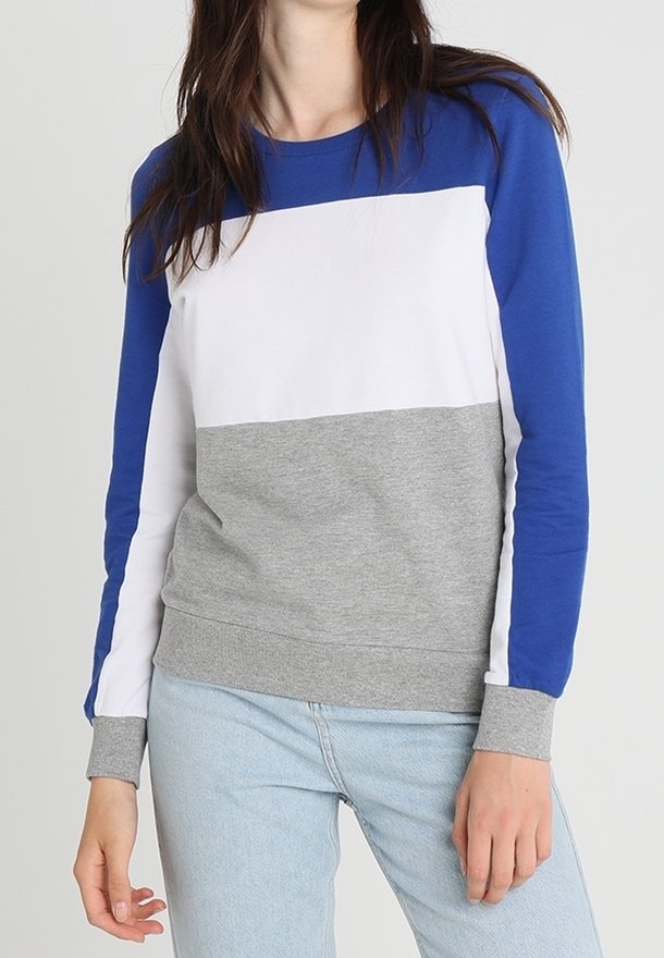 Bomullströja med färgblockdesign i blå, vit och grå sektioner. Rund hals, långa ärmar och ribbade manschetter.