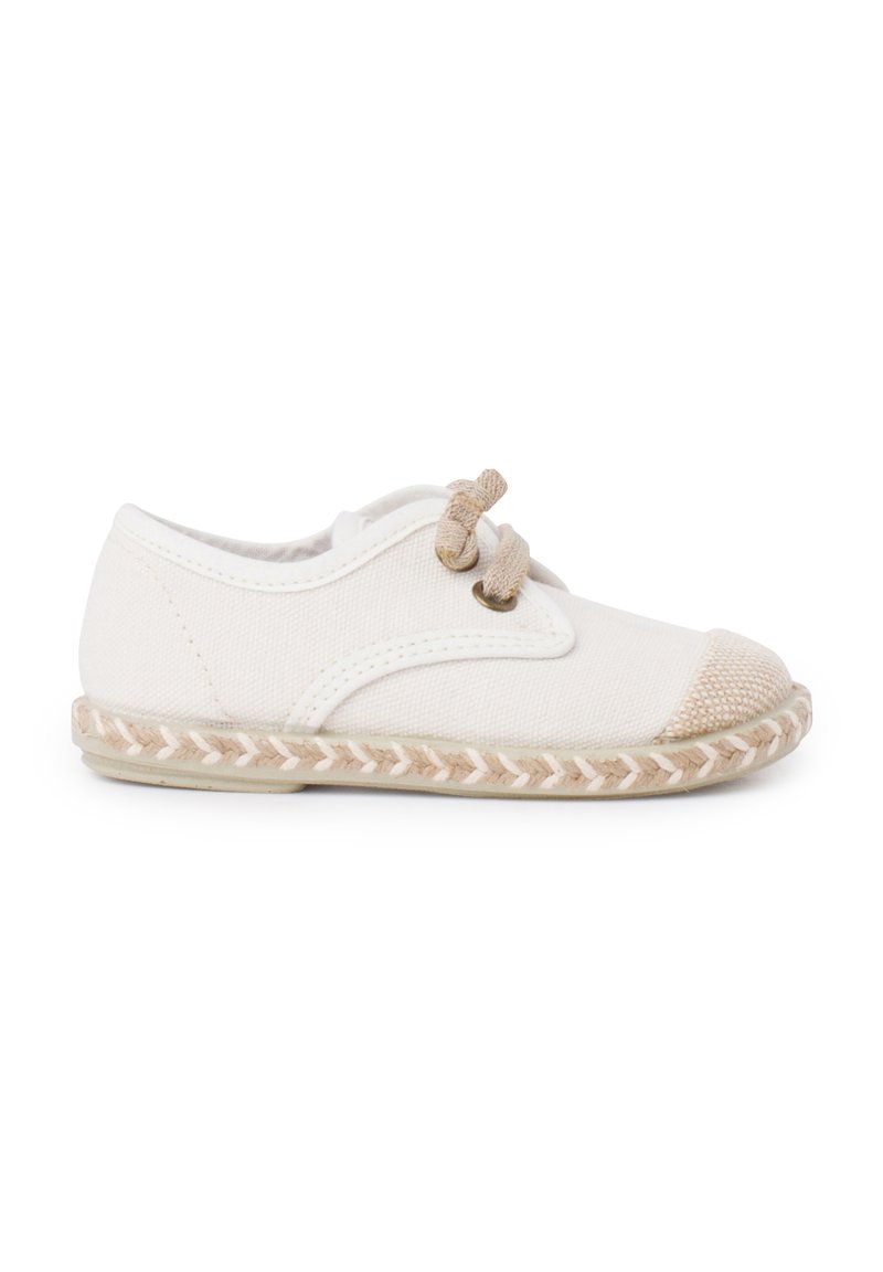 Chaussure en toile blanche avec une surface texturée, bout en cap beige et semelle décorative de style espadrille tressée. Dispose de deux petits lacets marron.