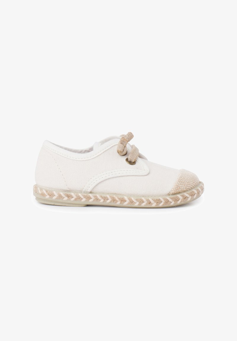 Scarpa bianca in tela con superficie testurizzata, punta beige e suola decorativa in stile espadrilla intrecciata. Presenta due piccoli lacci marroni.