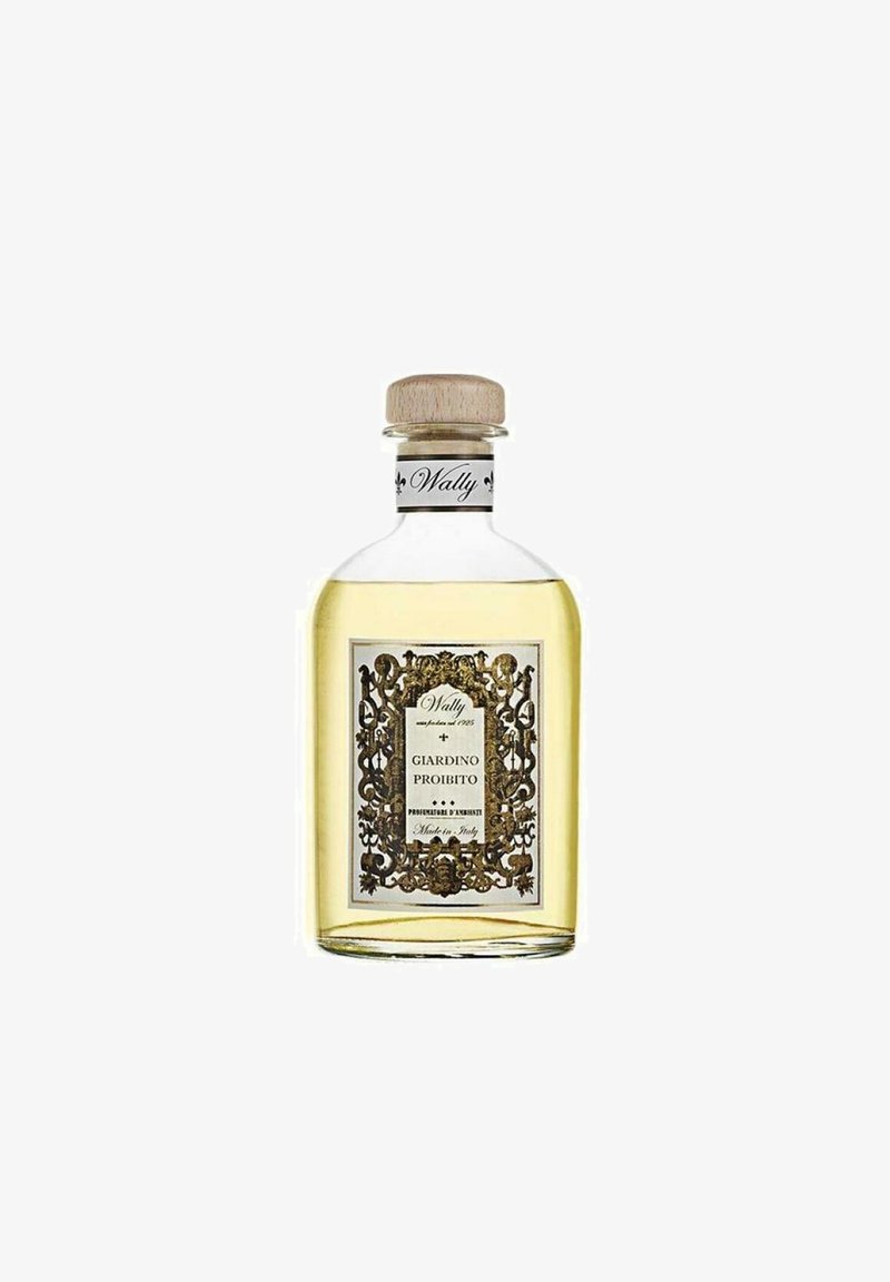 Bottiglia di vetro con liquido di colore giallo chiaro, tappo in legno, etichetta dorata decorata con la scritta "Wally Giardino Proibito", fragranza made in Italy.