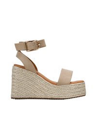 Sandale compensée beige avec une semelle en corde texturée, une tige lisse, une sangle à la cheville avec une boucle dorée et un design à bout ouvert.