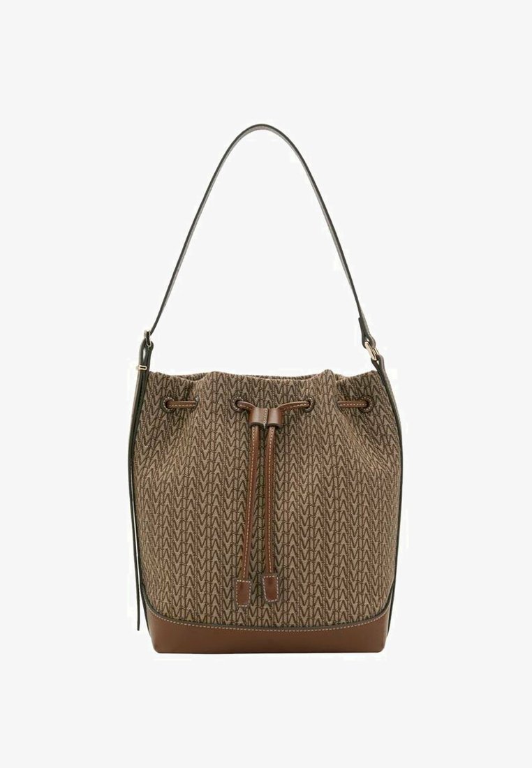 Sac seau en tissu marron à motifs avec un système de fermeture à cordon, des accents en cuir et une bandoulière incurvée. Texture lisse et forme structurée.